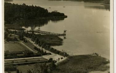 Widok z wieży kościelnej na część parku z kopcem 