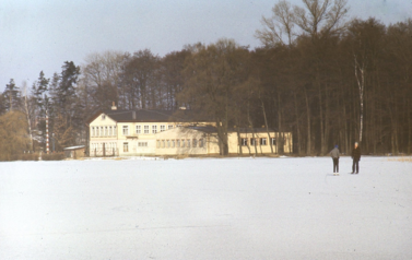 Lata 80. XX wieku, widok na szkołę kolejową z zamarzniętego jeziora 