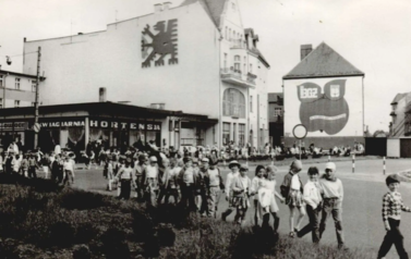 Lata 80. przemarsz z okazji Dnia Dziecka, w tle gryf