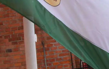 Flaga Szczecinka przed ratuszem 