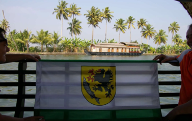 Flagi Szczecinka, kt&oacute;re w roku jubileuszu 700-lecia z mieszkańcami podr&oacute;żowały po świecie