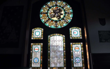 Wiraż z herbem Szczecinka z auli Szkoły Muzycznej (dawnej landratury) z początk&oacute;w XX wieku