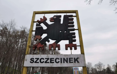 Witacz z ulicy Szczecińskiej - choć z PRL, gryf jest czarny