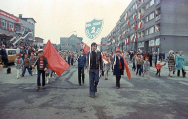 Szkoła Podstawowa nr 2 w pochodzie 1 Maja na ulicy Żukowa, lata 70. XX wieku
