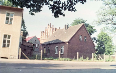 Dziesiejsza ulica Ordona - dom woźnego, po lewej poradnia przeciwgruźlicza, lata 70. XX wieku
