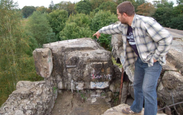 Piotr Letki ze Stowaryszenia Jazda 4x4, kt&oacute;re odrestaurowało bunkier, rok 2009