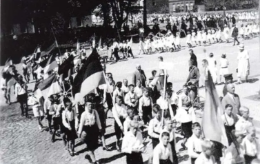 Przed wojną, przed dworcem kolejowym - wycieczka dzieci do Stadtwald