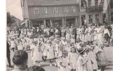 Przemarsz dzieci przez plac Wolności w okresie przedwojennym, zapewne do Stadtwald