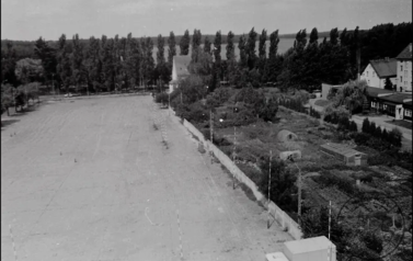 Przełom lat 80/90, plac Nowotki z barakami BULiGL i SP1