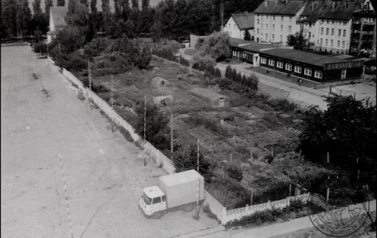 Przełom lat 80/90, plac Nowotki z barakami BULiGL i SP1