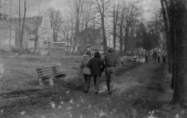 Widok na smażalnię z parku, lata 70. XX wieku