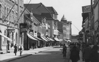 Ulica Pruska (dziś Bartoszewskiego) z nielicznymi pojazdami, lata 30. XX wieku