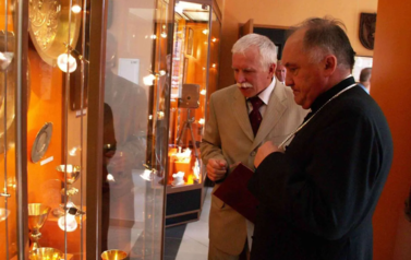 Biskup koszalińsko-kołobrzeski Kazimierz Nycz zwiedza muzeum po jego otwarciu