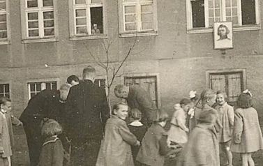 Posadzenie dębu przed SP1 rok 1957