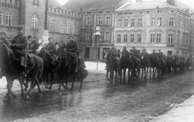 Jedno z najbardziej znanych zdjęć z walk o Szczecinek, przejazd sowieckiej kawalerii przez plac Wolności - w PRL-owskiej encyklopedii II WŚ błędnie opisane jako Olsztyn