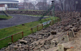 Rok 2003, rozbi&oacute;rka trybun stadionu Lechii