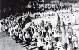 Przed wojną, przed dworcem kolejowym - wycieczka dzieci do Stadtwald
