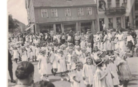 Przemarsz dzieci przez plac Wolności w okresie przedwojennym, zapewne do Stadtwald