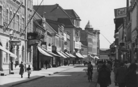 Ulica Pruska (dziś Bartoszewskiego) z nielicznymi pojazdami, lata 30. XX wieku