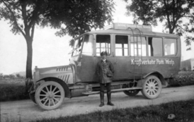 Przedwojenny autobus pokonywał trasę Bahnhof (dworzec kolejowy) - Kreuzdamm (gł&oacute;wne skrzyżowanie, czyli dzisiejszej ulicy Wyszyńskiego i 9 Maja) - Markt (plac Wolności) - Kaserne (koszary przy Kościuszki)