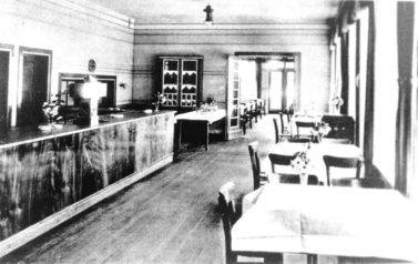 Wnętrze przedwojennej restauracji Mause Insel 