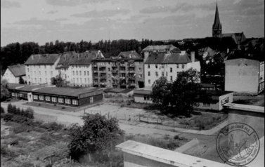 Przełom lat 80/90, plac Nowotki z barakami BULiGL i SP1