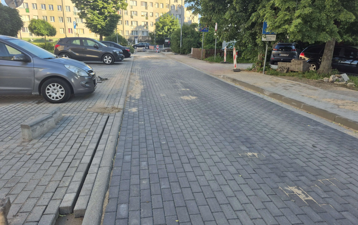 Zdjęcie do Przebudowa drogi osiedlowej. Wjazd od Mierosławskiego uruchomiony 