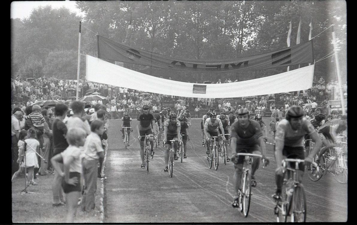 Zdjęcie do Tour de Pologne w Szczecinku. Sportowe emocje, burza i pełen stadion