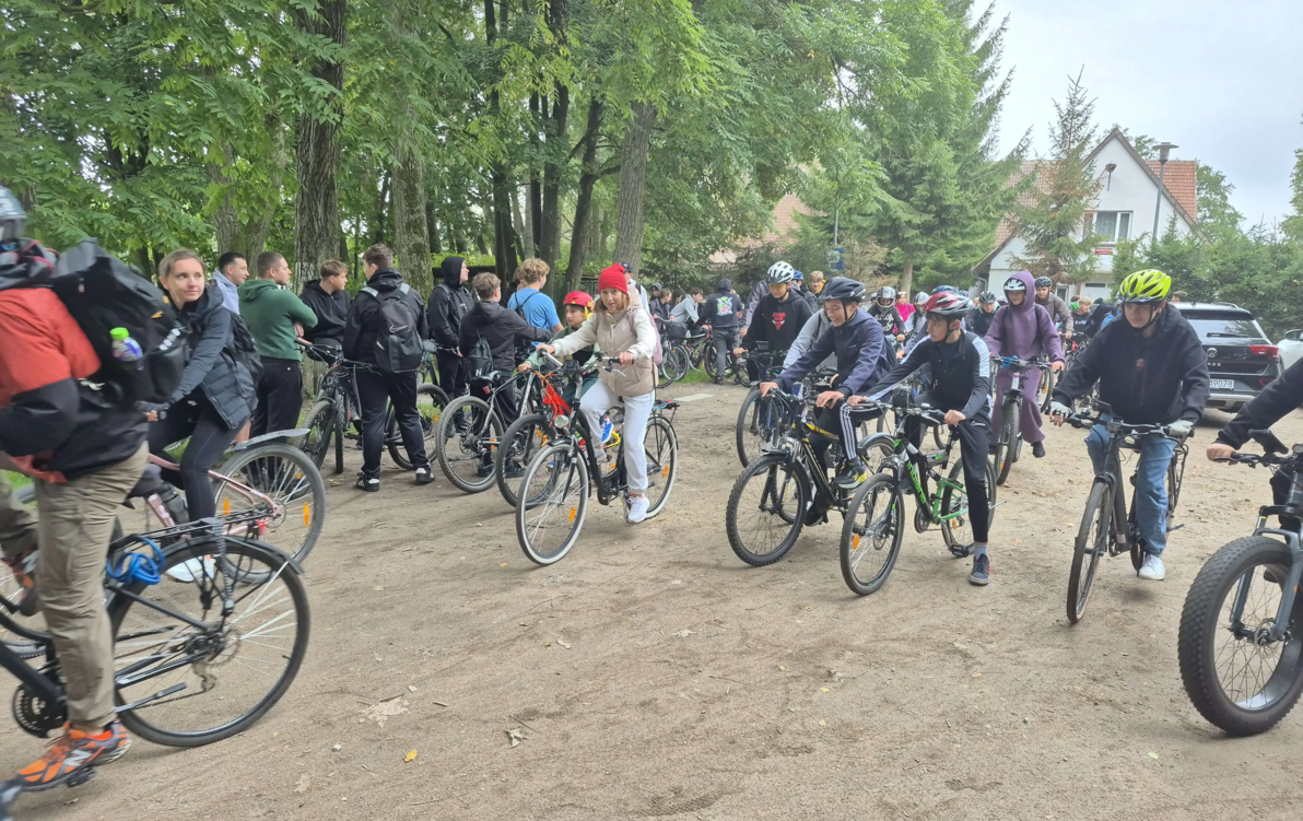 Zdjęcie do Prawdziwa rowerowa fala, czyli młodzież na dw&oacute;ch k&oacute;łkach dookoła jeziora