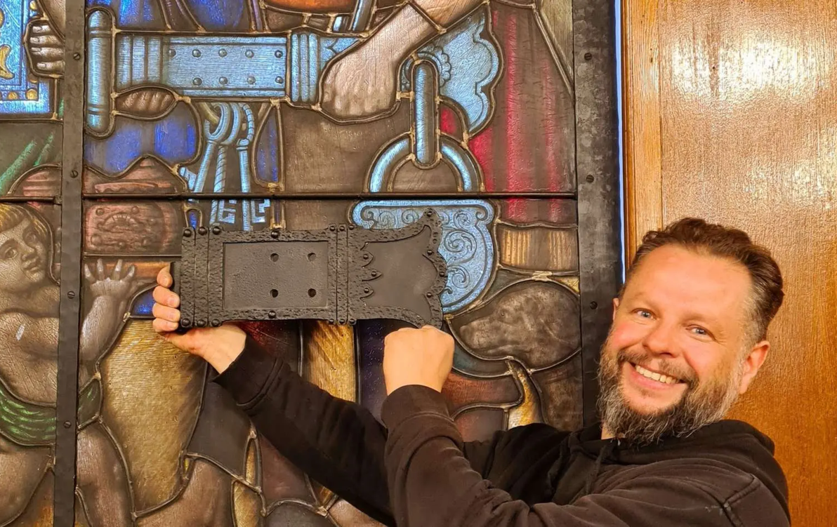 Zdjęcie do Kute &bdquo;z witraża&rdquo; zawiasy wieńczą wymianę drzwi ratusza