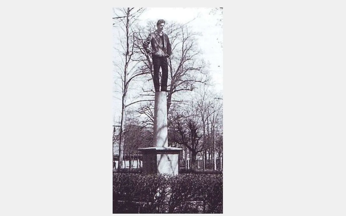 Zdjęcie do Gimnazjalne pomniki. Jeden skończył w rynsztoku