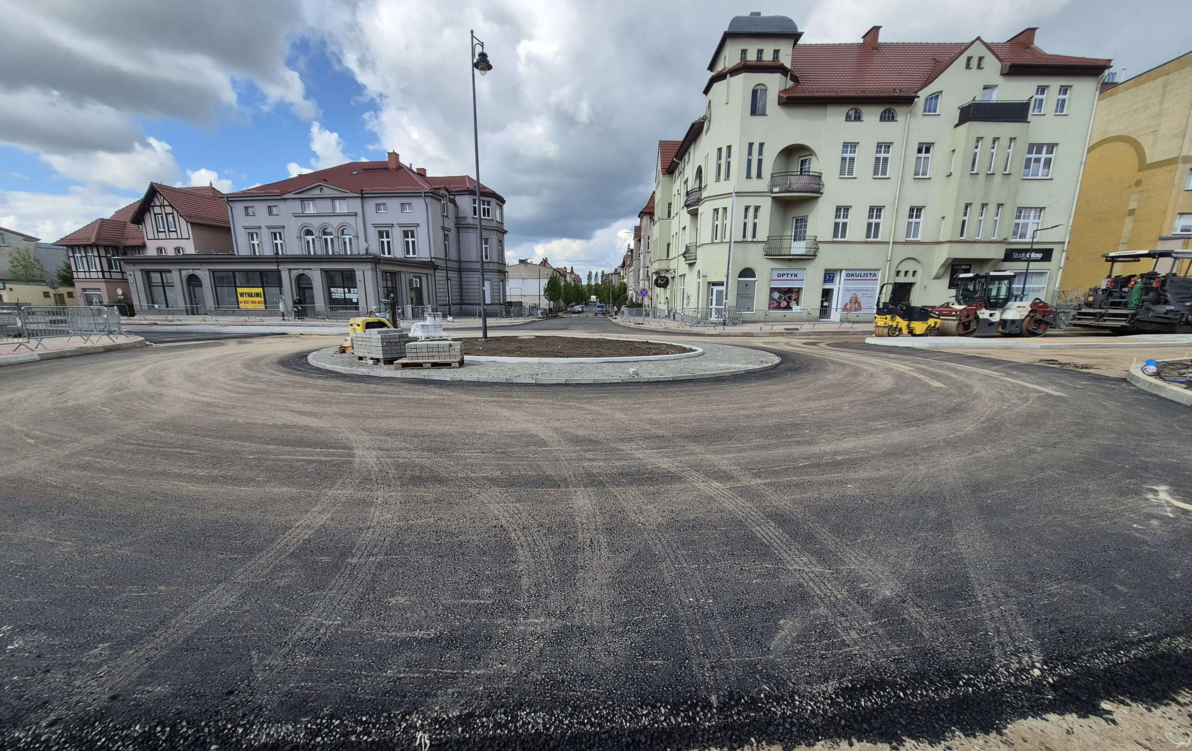 Zdjęcie do Rondo w centrum Szczecinka na finiszu. Koniec objazd&oacute;w jeszcze w maju 