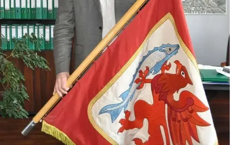 Zdjęcie do Ewolucje herbu i barw Szczecinka. I odnaleziony sztandar miejski z PRL