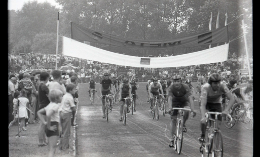 Zdjęcie do Tour de Pologne w Szczecinku. Sportowe emocje, burza i pełen stadion