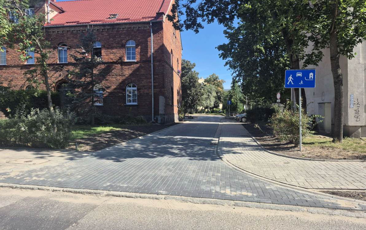 Zdjęcie do Przebudowana ulica osiedlowa już służy mieszkańcom