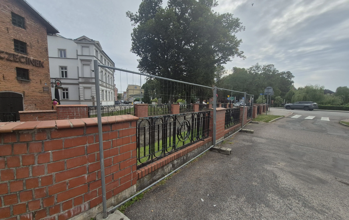 Zdjęcie do Renowacja balustrad nad Niezdobną. Apel do przechodni&oacute;w