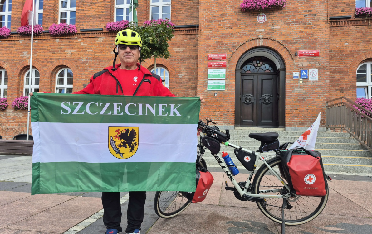 Zdjęcie do Na rowerze przez Polskę w szczytnym celu. Zajechał i do Szczecinka