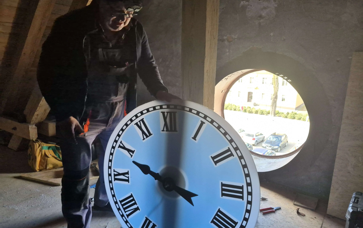 Zdjęcie do Zegar wieńczy dzieło. Po p&oacute;ł wieku zegar wr&oacute;cił na budynek...