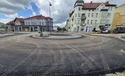 Zdjęcie do Rondo w centrum Szczecinka na finiszu. Koniec objazd&oacute;w jeszcze w maju 