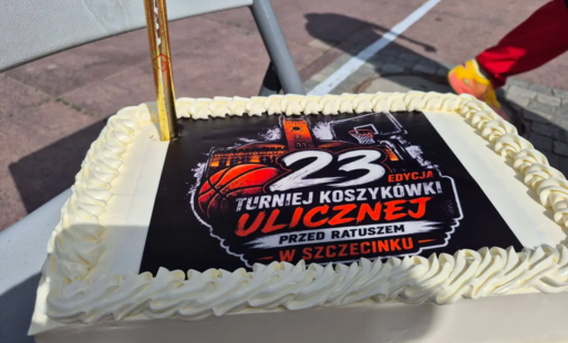 Zdjęcie do Koszykarskie "tr&oacute;jki" przed ratuszem