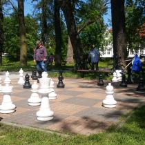 W parku można pograć w szachy 