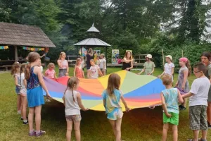 dzieci bawiące się kolorową chustą