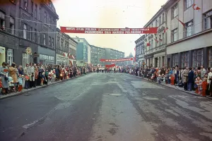 Fot. Henryk Zdon Lata 70. XX wieku, ulica Żukowa w oczekiwaniu na pochód 1 Maja