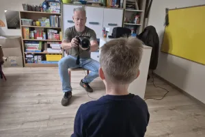 Janusz Kocik, wolontariusz, prowadzi badania w Przedszkolu im. K. Makuszyńskiego