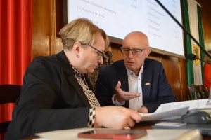 Burmistrz Jerzy Hardie-Douglas w rozmowie z wiceburmistrz Beatą Pszczołą-Bryńską