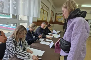 Głosowanie 18 maja w komisji w Szkole Podstawowej nr 5 w Szczecinku