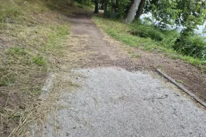 W tym miejscu na wysokości osiedla Świątki zaczyna się remontowana alejka parkowa