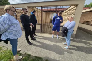 Wiceburmistrz Beata Pszczoła-Brzyska z Poczciwymi Chłopakami i Medusą w szczecineckim schronisku 