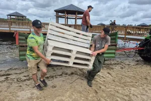 Ostatnie, piątkowe przygotowania do uruchomienia plaży w nowej odsłonie