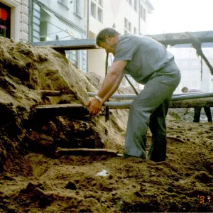 Fot. Muzeum Regionalne Prace ziemne w roku 1997 przy ulicy Boh. Warszawy, widać drewniane bele stanowiące nawierzchnię dawnej ulicy